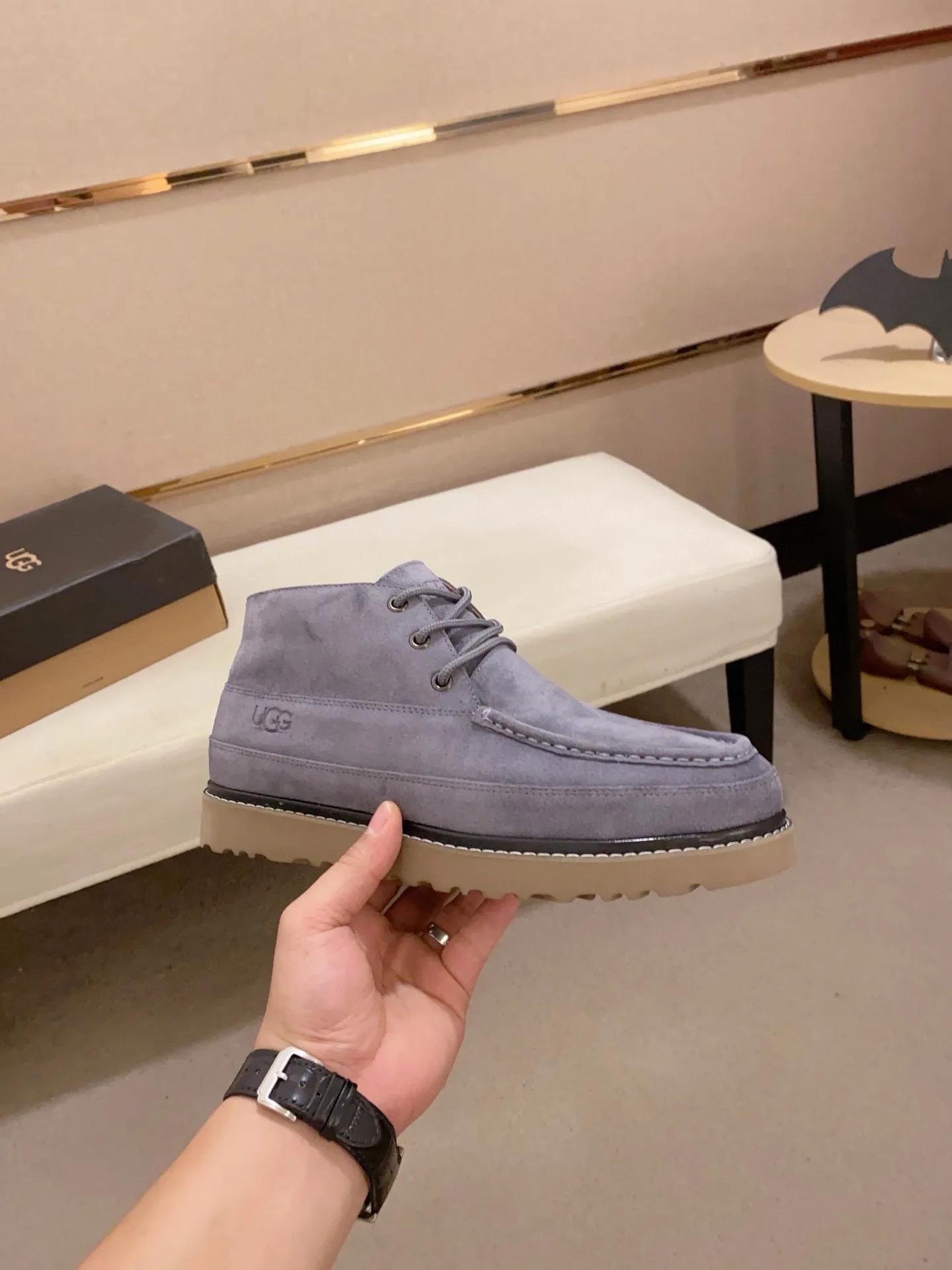 Men's shoes💰: 600💰(high-end goods) UGG❄️❄️Latest model 1:1⃣️quality, fabric: high-end quality first-layer cowhide imported from Europe. Lining: wool lining, sole: pure imported foam outsole. ❤️High-end goods, fine workmanship, trendy and fashionable. The fit is very classy. If you know the goods, you will not be able to refuse😍😍Number of codes: 38-44 (45 is custom-made and cannot be returned or exchanged)